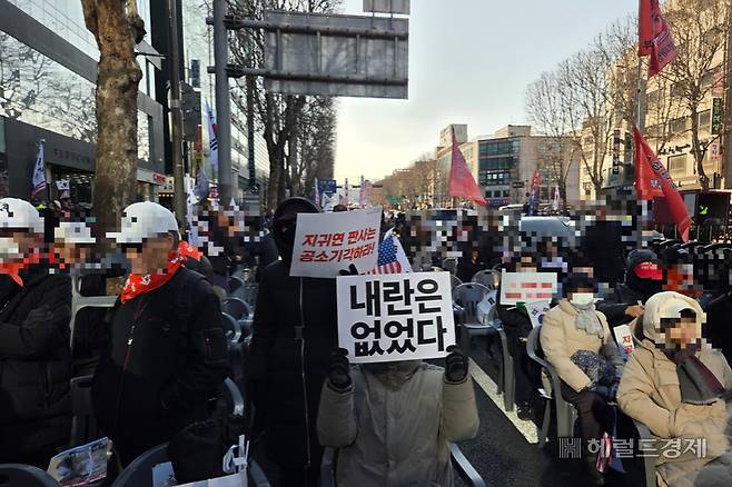 19일 오후 3시께 서울 서초구 서울중앙지방법원 앞 도로에서 열린 윤석열 전 대통령 지지 집회에서 한 지지자가 ‘내란은 없었다’라고 적힌 피켓을 들고 있다. 이영기 기자.