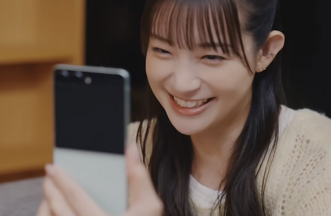 일본 배우 아다치 리카가 갤럭시Z플립7을 사용하는 모습. [삼성전자 재팬 공식 유튜브 캡처]