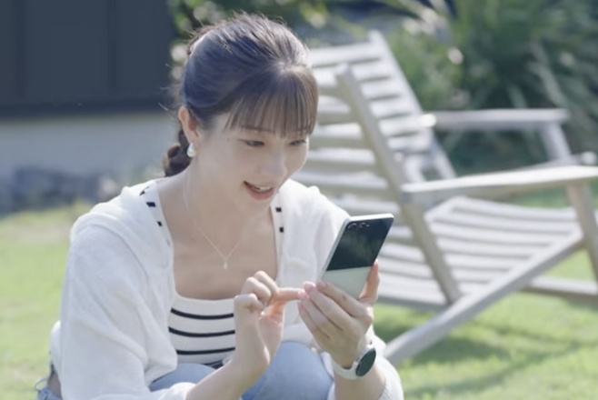 일본 배우 아다치 리카가 갤럭시Z플립7을 사용하는 모습. [삼성전자 재팬 공식 유튜브 캡처]