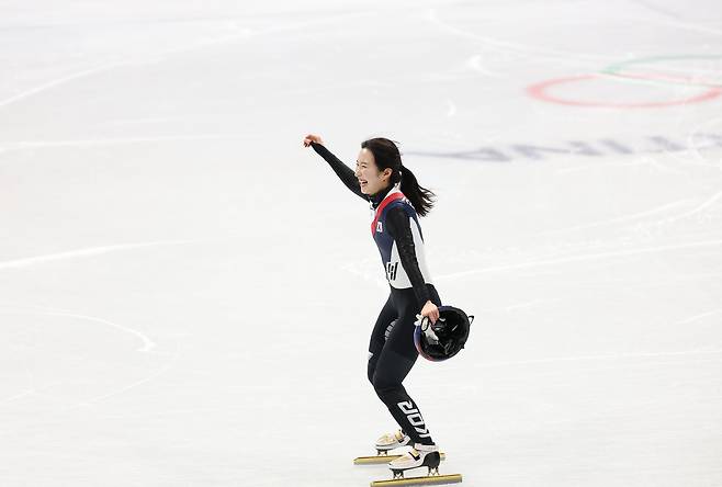 이탈리아 밀라노 아이스스케이팅 아레나에서 열린 2026 밀라노-코르티나담페초 동계올림픽 쇼트트랙 여자 3000m 계주에서 금메달을 따낸 한국대표팀의 마지막 주자 김길리가 춤을 추고 있다. [연합]