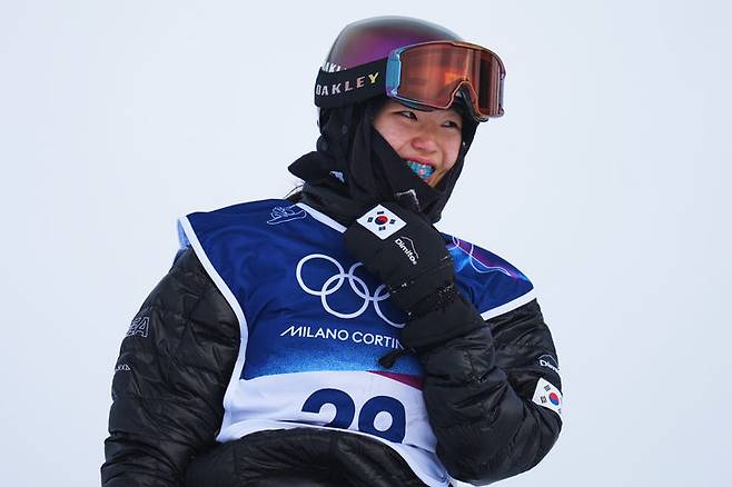 [리비뇨=AP/뉴시스] 유승은이 18일(현지 시간) 이탈리아 리비뇨 스노파크에서 열린 2026 밀라노·코르티나담페초 동계올림픽 스노보드 여자 슬로프스타일 결선 경기를 마친 뒤 내려오고 있다. 2026.02.18.