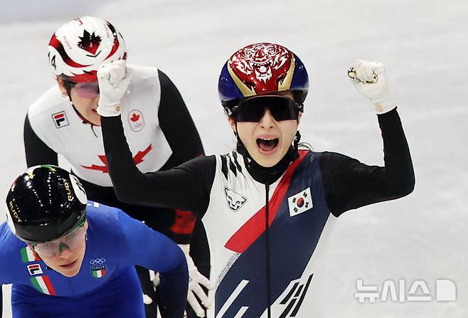 [밀라노=뉴시스] 박주성 기자 = 18일(현지 시간) 이탈리아 밀라노 아이스 스케이팅 아레나 경기장에서 열린 2026 밀라노·코르티나담페초 동계올림픽 쇼트트랙 여자 3000m 계주 결승에서 김길리가 금메달을 획득하자 기뻐하고 있다. 2026.02.19. park7691@newsis.com