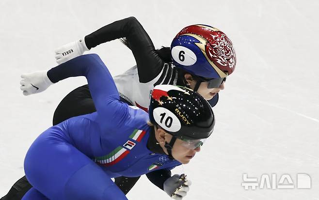 [밀라노=뉴시스] 김근수 기자 = 쇼트트랙 김길리가 18일(현지 시간) 이탈리아 밀라노 아이스스케이팅 아레나에서 열린 2026 밀라노·코르티나 담페초 동계올림픽 여자 쇼트트랙 3000m 계주 결승에서 이탈리아 아리아나 폰타나를 제치고 역전하고 있다. 2026.02.19. ks@newsis.com