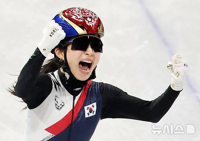 [밀라노=뉴시스] 박주성 기자 = 18일(현지 시간) 이탈리아 밀라노 아이스 스케이팅 아레나 경기장에서 열린 2026 밀라노·코르티나담페초 동계올림픽 쇼트트랙 여자 3000m 계주 결승에서 김길리가 금메달을 획득하자 기뻐하고 있다. 2026.02.19. park7691@newsis.com