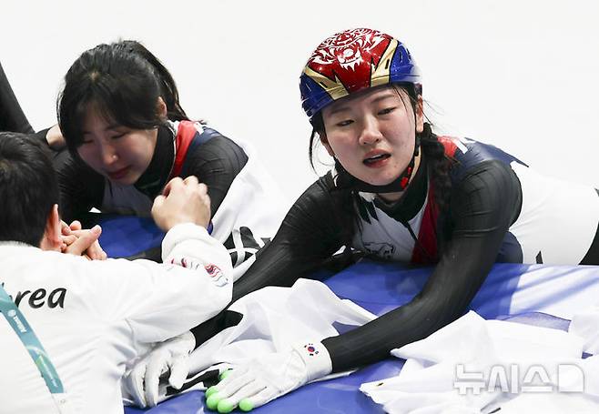 [밀라노=뉴시스] 김근수 기자 = 쇼트트랙 심석희가 18일(현지 시간) 이탈리아 밀라노 아이스스케이팅 아레나에서 열린 2026 밀라노·코르티나 담페초 동계올림픽 여자 쇼트트랙 3000m 계주 결승에서 금메달을 차지하자 기쁨의 눈물을 흘리고 있다. 2026.02.19. ks@newsis.com