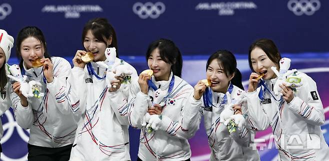 [밀라노=뉴시스] 김근수 기자 = 여자 쇼트트랙 대표팀이 18일(현지 시간) 이탈리아 밀라노 아이스스케이팅 아레나에서 열린 2026 밀라노·코르티나 담페초 동계올림픽 여자 쇼트트랙 3000m 계주 시상식에서 금메달을 받고 기뻐하고 있다. 2026.02.19. ks@newsis.com