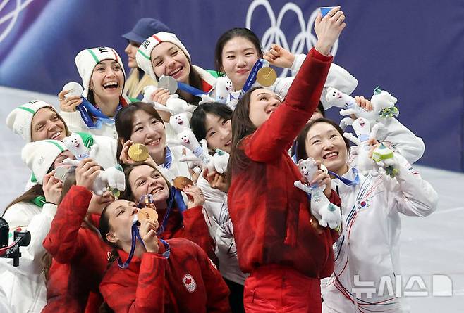 [밀라노=뉴시스] 박주성 기자 = 대한민국 쇼트트랙 여자 대표팀이 18일(현지 시간) 이탈리아 밀라노 아이스 스케이팅 아레나 경기장에서 열린 2026 밀라노·코르티나담페초 동계올림픽 쇼트트랙 여자 3000m 계주 시상식에서 금메달을 들고 수상자들과 기념촬영하고 있다. 2026.02.19. park7691@newsis.com