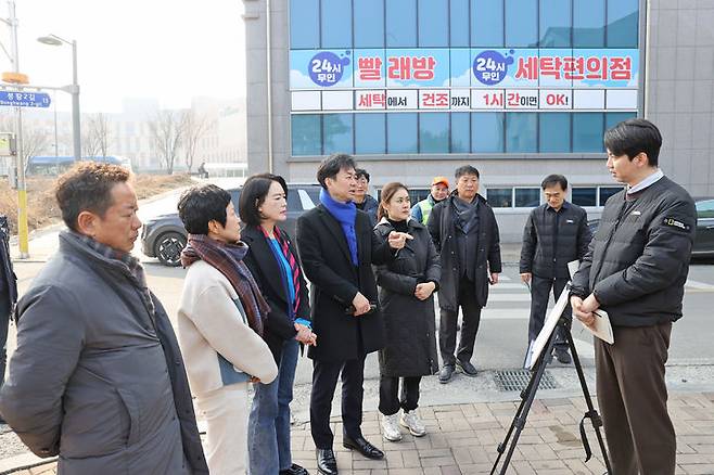 [원주=뉴시스] 원주시시설관리공단 업무실태 행정사무조사특별위원회 위원들과 관계자들이 현장을 직접 방문해 청소구간 조정 업무 실태를 점검하며 의견을 수렴하는 모습. (사진=원주시의회 제공) 2026.02.19. photo@newsis.com *재판매 및 DB 금지