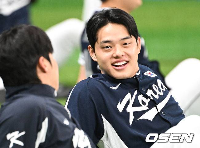 [OSEN=고척, 조은정 기자]류지현 감독이 이끄는 야구 대표팀이 5일 고척스카이돔에서 훈련을 진행했다.대표팀은 오는&nbsp;8일과 9일&nbsp;고척스카이돔에서 열리는 2025 K-베이스볼 시리즈 체코 대표팀과의 2경기를 시작으로&nbsp;15일과 16일 양일에 걸쳐 도쿄돔에서 일본 대표팀과 2경기를 치른다.&nbsp;야구대표팀 문동주가 몸을 풀고 있다. 2025.11.05 /cej@osen.co.kr