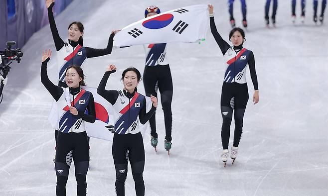 한국 여자 쇼트트랙 대표팀 김길리가 19일 열린 여자 계주 3000m 결승에서 금메달을 확정지은 뒤 태극기를 들고 환호하고 있다. 밀라노=뉴스1