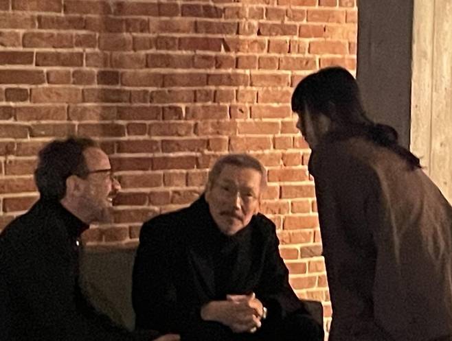 2023년도 베를린 영화제에서 대화를 나누는 홍상수 감독과 배우 김민희. 연합뉴스