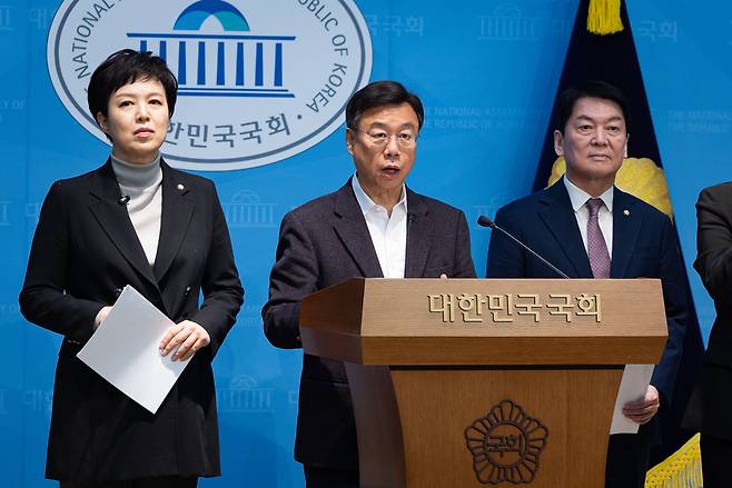 신상진 성남시장(가운데)과 국민의힘 김은혜(왼쪽), 안철수 의원이 19일 서울 여의도 국회 소통관에서 분당 부동산 공급 관련 기자회견을 하고 있다. 뉴스1