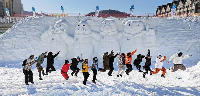 대관령눈꽃축제를 찾은 방문객들이 축제를 즐기고 있다.평창관광문화재단 제공