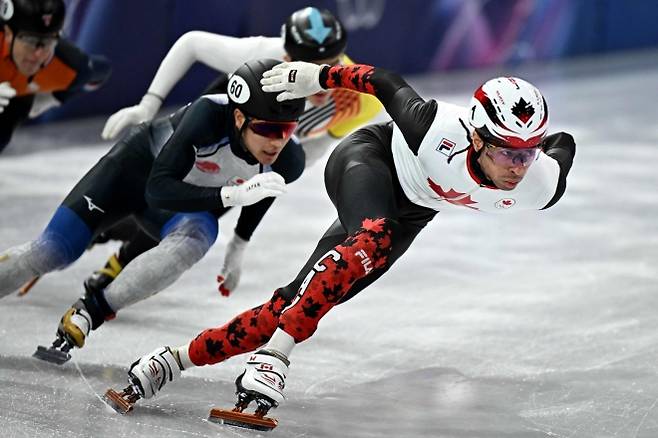 캐나다 쇼트트랙 국가대표 윌리엄 단지누가 16일(한국시간) 이탈리아 밀라노 아이스스케이팅 아레나에서 열린 2026 밀라노·코르티나담페초 동계올림픽 남자 500m 예선을 치리고 있다. 밀라노 AFP 연합뉴스