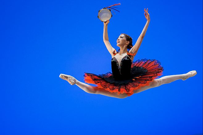 2월 7일(현지시간) 스위스 로잔에서 열린 제54회 로잔발레콩쿠르 결선 무대에서 염다연이 ‘에스메랄다’ 솔로를 추고 있다. 로잔 EPA 연합뉴스