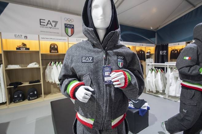 엠포리오 아르마니와 협업한 이탈리아의 올림픽 기념옷. 가격은 1800유로(약 307만원). 밀라노 류재민 기자