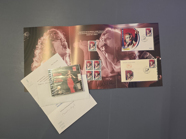 밀바의 딸이 차준환에게 선물한 CD 앨범과 우표. 대한체육회 제공