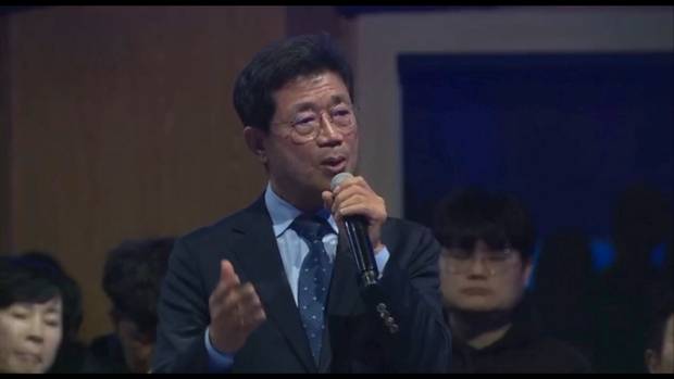 지난 13일 순천대학교 우석홀에서 열린 광주·전남 통합 공청회에서 정인화 광양시장의 반도체 유치 후보지 제안에 대한 현실성 없는 주장은 즉시 손절당하며 망신살을 뻗쳤다. 광주·전남 통합 공청회방송화면 캡쳐