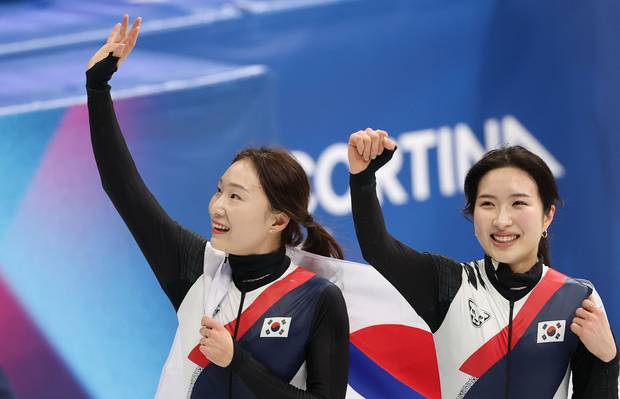 쇼트트랙 여자 대표팀의 최민정(왼쪽)과 김길리가 18일(현지 시간) 이탈리아 밀라노 아이스스케이팅 아레나에서 열린 2026 밀라노·코르티나담페초 동계올림픽 쇼트트랙 여자 3000m 계주 결승에서 금메달을 따낸 뒤 함께 기뻐하고 있다. 연합뉴스