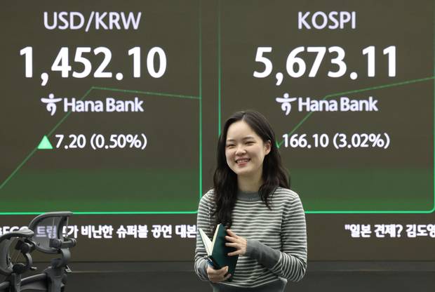 코스피가 사상 첫 5600선을 넘긴 19일 서울 중구 하나은행 본점에서 직원들이 업무를 보고 있다. 연합뉴스