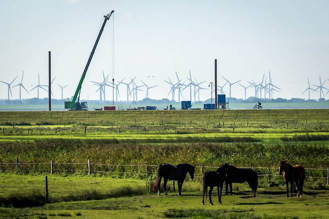 2025년 9월, 북해 해상풍력 단지에서 생산된 전력을 독일 본토로 송전하기 위해 독일 노르더나이섬 지하를 관통하는 해저 케이블 매설 공사를 하고 있다. ⓒdpa
