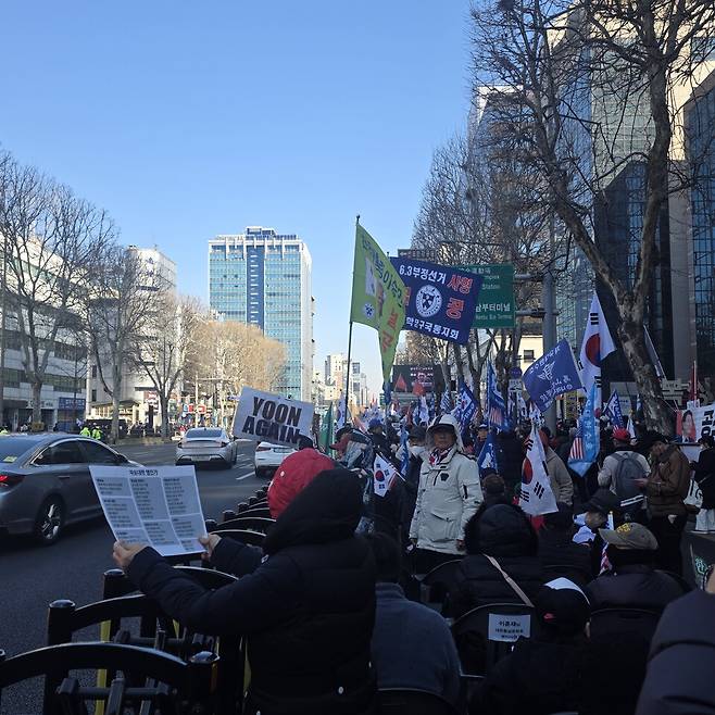 2026년 2월19일 서울 서초구 법조타운에 모인 윤석열 전 대통령의 지지자들의 모습. 사진은 윤 전 대통령에 대한 내란우두머리 혐의 1심 선고가 이뤄지기 직전의 상황 ⓒ시사저널 이태준