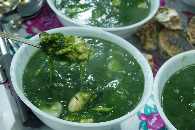 굴을 듬뿍 넣은 굴매생이떡국. 사진제공 | 지엔씨21