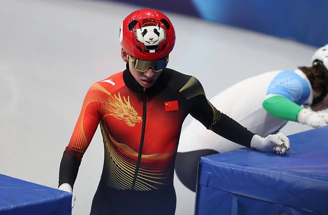 중국으로 귀화한 린샤오쥔(한국명 임효준)이 19일(한국시간) 밀라노 아이스스케이팅 아레나에서 열린 쇼트트랙 남자 500m 준준결선에서 탈락한 뒤 아쉬워하고 있다. 밀라노ㅣ뉴시스