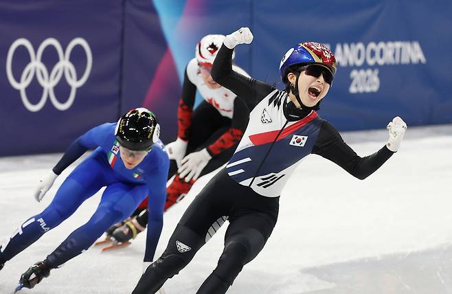 2026 밀라노-코르티나담페초 동계올림픽 쇼트트랙 여자 3000m 계주 결승에서 한국 마지막 주자 김길리가 1위로 피니시라인을 통과하며 환호하고 있다. 연합뉴스