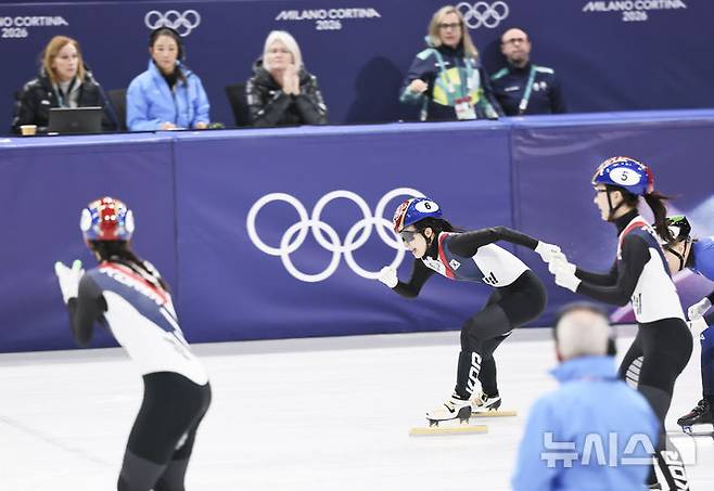 쇼트트랙 김길리가 18일(현지 시간) 이탈리아 밀라노 아이스스케이팅 아레나에서 열린 2026 밀라노·코르티나 담페초 동계올림픽 여자 쇼트트랙 3000m 계주 결승에서 결승선을 통과하고 있다. /사진=뉴시스