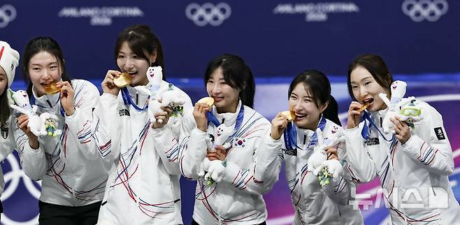 여자 쇼트트랙 대표팀이 18일(현지 시간) 이탈리아 밀라노 아이스스케이팅 아레나에서 열린 2026 밀라노·코르티나 담페초 동계올림픽 여자 쇼트트랙 3000m 계주 시상식에서 금메달을 받고 기뻐하고 있다. /사진=뉴시스