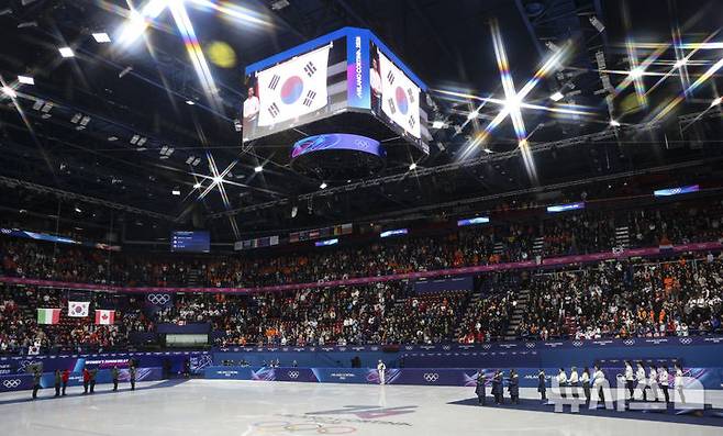 여자 쇼트트랙 대표팀이 18일(현지 시간) 이탈리아 밀라노 아이스스케이팅 아레나에서 열린 2026 밀라노·코르티나 담페초 동계올림픽 여자 쇼트트랙 3000m 계주 시상식에서 금메달을 받은 뒤 경기장에 애국가가 울려퍼지고 있다. /사진=뉴시스