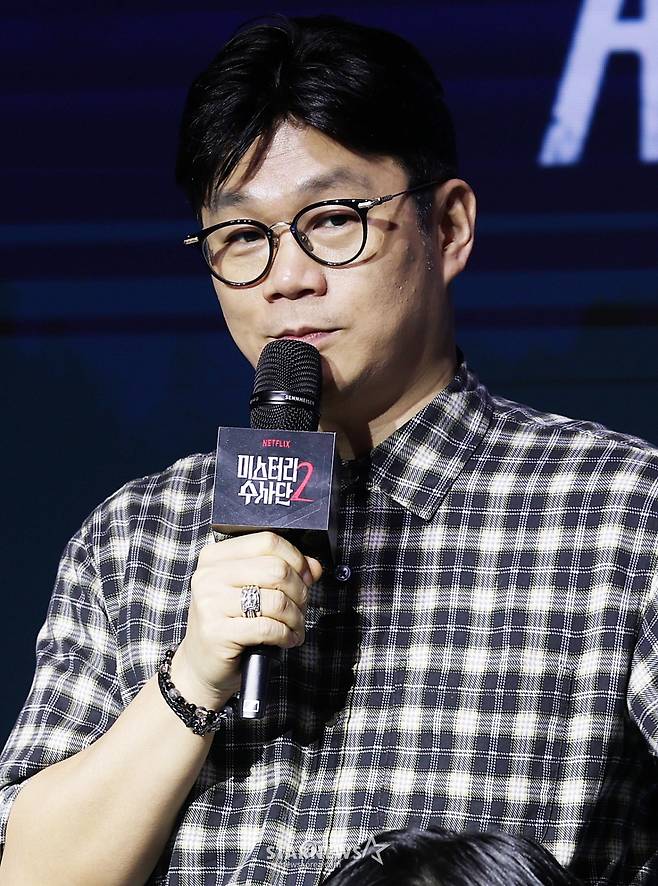 정종연 PD가 19일 서울 마포구 호텔 나루 엠갤러리에서 진행된 넷플릭스 예능 '미스터리 수사단 시즌2' 제작발표회에 참석해 질의응답을 하고 있다. /2026.02.19 /사진=김휘선 hwijpg@