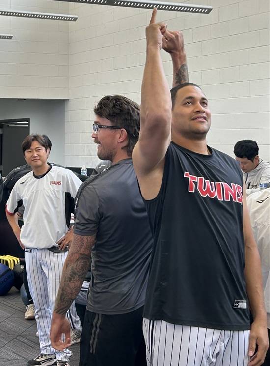 LG는 지난 17일 설날 명절을 맞아 선수단, 코칭스태프, 프런트가 모두 모여 작은 명절 이벤트를 진행했다. 오전 훈련에 앞서 전원이 새해 인사를 나눈 뒤 8개 조로 나뉘어 가위바위보 게임과 제기차기를 펼치며 화기애애한 분위기를 만들었다.&nbsp;LG 트윈스