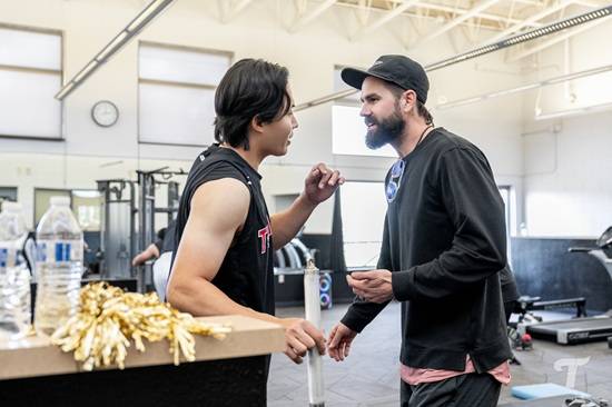 LG는 지난 17일 설날 명절을 맞아 선수단, 코칭스태프, 프런트가 모두 모여 작은 명절 이벤트를 진행했다. 오전 훈련에 앞서 전원이 새해 인사를 나눈 뒤 8개 조로 나뉘어 가위바위보 게임과 제기차기를 펼치며 화기애애한 분위기를 만들었다.&nbsp;이날 캠프에는 반가운 얼굴이 깜짝 방문했다. 2019년부터 2024시즌까지 6시즌 동안 LG의 에이스로 활약했던 케이시 켈리였다. 현재 미국 애리조나에 거주 중인 켈리는 현역 연장 의지를 다지며 훈련 중인 가운데 1년여 만에 다시 옛 동료들이 있는 애리조나 캠프를 찾았다. 켈리는 '다시 돌아가고 싶은 마음과 그리움도 있다. LG 팬들이 보내준 사랑과 성원에 항상 감사하다. 지금 선수들도 많이 응원해주시고, 야구장도 많이 찾아와주셨으면 좋겠다'고 했다. LG 트윈스