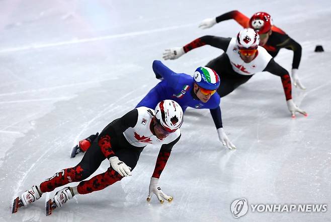 쇼트트랙 500ｍ 준준결승에서 최하위로 달리는 린샤오쥔 [로이터=연합뉴스]