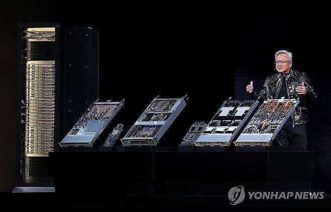 신제품 선보이는 젠슨 황 (라스베이거스=연합뉴스) 김성민 기자 = 젠슨 황 엔비디아 CEO가 5일(현지시간) 미국 네바다주 라스베이거스 퐁텐블로 호텔에서 열린 엔비디아 CES 2026 라이브에서 차세대 그래픽처리장치(GPU)루빈 GPU를 선보이고 있다. 2026.1.6 ksm7976@yna.co.kr