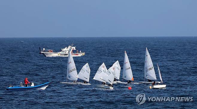 낚싯배와 요트 [연합뉴스 자료사진]