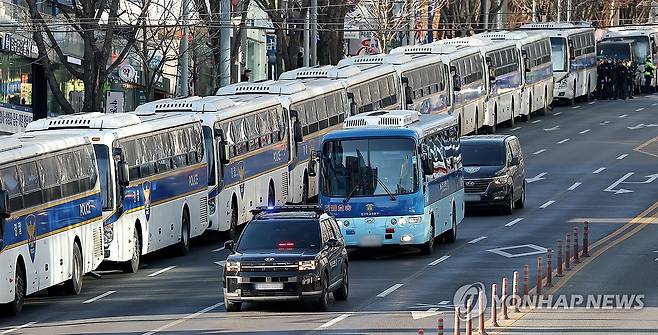 윤석열 1심 무기징역, 구치소 돌아가는 호송 차량 (서울=연합뉴스) 김성민 기자 = 윤석열 전 대통령을 태운 호송차가 19일 서초구 서울중앙지방법원에서 열린 12·3 비상계엄 관련 내란 우두머리 혐의 1심 선고공판 뒤 법원을 떠나 구치소로 돌아가고 있다. 
    이날 재판부는 윤 전 대통령에게 무기징역을 선고했다. 2026.2.19 ksm7976@yna.co.kr