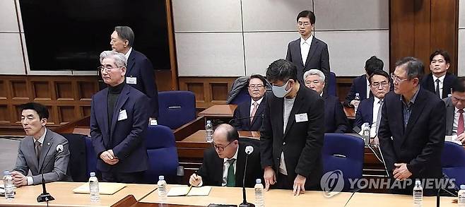 '내란 우두머리 혐의' 윤석열 1심 선고공판 (서울=연합뉴스) 윤석열 전 대통령이 19일 서초구 서울중앙지방법원에서 열린 12·3 비상계엄 관련 내란 우두머리 혐의 1심 선고공판에 출석해 있다.
    이날 서울중앙지법 형사합의25부(지귀연 부장판사)는 윤 전 대통령에게 무기징역을 선고했다. 2026.2.19 [서울중앙지법 제공. 재판매 및 DB 금지] photo@yna.co.kr