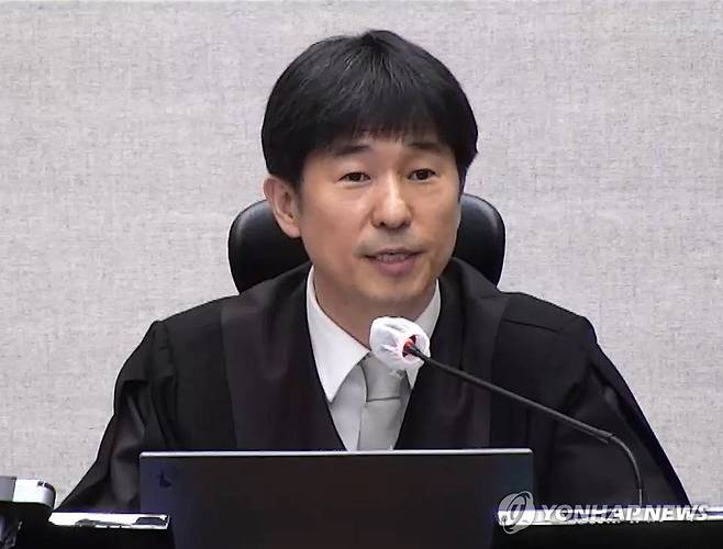 지귀연 부장판사, '내란 우두머리 혐의' 윤석열 1심 무기징역 선고 (서울=연합뉴스) 서울중앙지법 형사합의25부 지귀연 부장판사가 19일 서초구 서울중앙지방법원에서 열린 12·3 비상계엄 관련 윤석열 전 대통령의 내란 우두머리 혐의 1심 판결 선고 주문을 낭독하고 있다.
    이날 서울중앙지법 형사합의25부(지귀연 부장판사)는 윤 전 대통령에게 무기징역을 선고했다. 2026.2.19 [서울중앙지법 제공. 재판매 및 DB 금지] photo@yna.co.kr