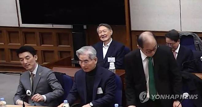 '내란 우두머리 혐의' 윤석열 1심 선고공판 (서울=연합뉴스) 윤석열 전 대통령이 19일 서초구 서울중앙지방법원에서 열린 12·3 비상계엄 관련 내란 우두머리 혐의 1심 선고공판에 출석해 있다.
    이날 서울중앙지법 형사합의25부(지귀연 부장판사)는 윤 전 대통령에게 무기징역을 선고했다. 2026.2.19 [서울중앙지법 제공. 재판매 및 DB 금지] photo@yna.co.kr