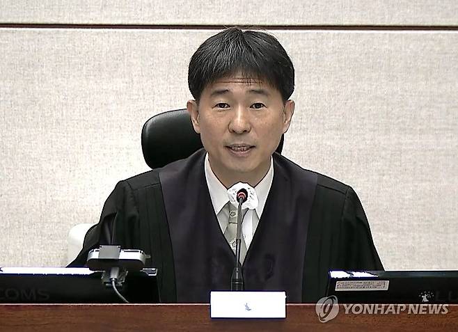 윤석열 전 대통령 내란혐의 재판 진행하는 지귀연 판사 (서울=연합뉴스) 지귀연 부장판사가 2일 서울 서초구 서울중앙지방법원에서 열린 윤석열 전 대통령의 내란 우두머리·직권남용 권리행사 방해 혐의 사건 속행 공판에서 발언하고 있다. 2025.10.2 [서울중앙지법 제공. 재판매 및 DB금지] photo@yna.co.kr