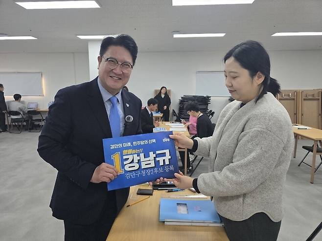 ▲ 20일 오전 9시쯤 인천 서구 백석동의 검단구선거관리위원회에서 더불어민주당 소속의 강남규 민주당 정책위원회 부의장이 6·3지방선거 검단구청장 예비후보에 등록하는 모습.