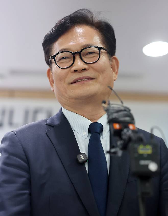 ▲ 송영길 전 더불어민주당 대표가 20일 오후 인천 남동구 더불어민주당 인천시당을 찾아 복당 신청서를 제출한뒤 소회를 밝히고 있다. /이재민 기자 leejm@incheonilbo.com