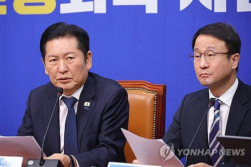 더불어민주당 정청래 대표가 20일 국회에서 열린 최고위원회의에서 전날 법원이 무기징역으로 판결한 윤석열 전 대통령 내란 1심에 대한 비판 발언을 하고 있다.