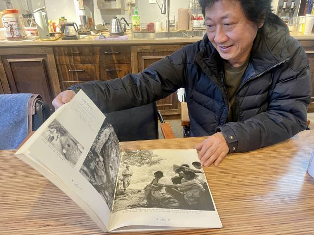 이종범 경일대 사진영상학부 동문전 조직위원회 공동위원장이 95년 졸업작품집을 펼쳐보이고 있다. 이연정 기자