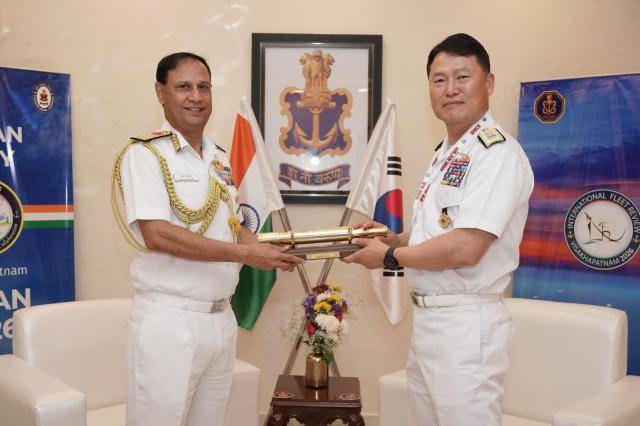 국제함대사열(IFR) 및 인도양 해군 심포지엄(IONS) 한국 대표단장을 맡은 김경철 대한민국 해군 소장이 2월 19일 비카파트남에서 아제이 코차르 인도 안다만·니코바르 통합사령부 사령관(중장)을 예방하고 있다. [사진=인도 국방부]