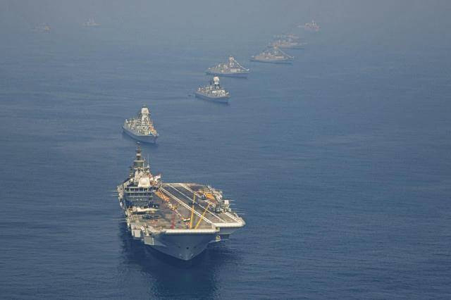 2월 18일 비카파트남에서 열린 2026 국제함대사열(IFR)에서 인도 해군 항공모함 비크란트함(INS Vikrant)을 선두로 다수의 함정이 대형을 이루고 있다. [사진=인도 국방부]