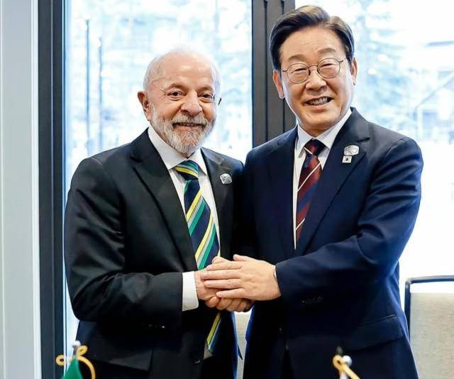 이재명 대통령과 루이스 이나시우 룰라 다시우바 브라질 대통령이 2025년 6월 17일 캐나다 앨버타주 카나나스키스에서 열린 G7 정상회의 중 한·브라질 정상회담에서 기념 촬영을 하고 있다. 주한 브라질 대사관 제공